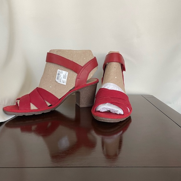 New Clarks, red chunky heel sandals, size 9 , never worn in a box - Picture 1 of 6